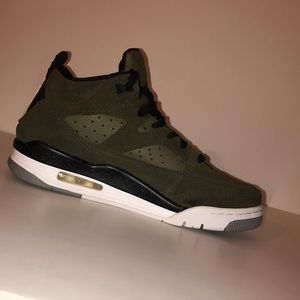 Selling a pair of jordan’s (son of mars)